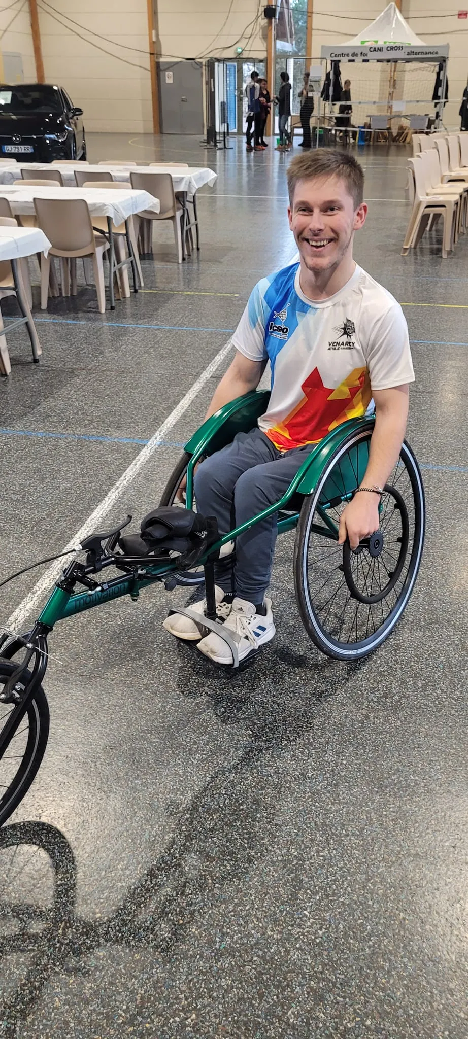Athlète handisport de l'USCVL Athlétisme avec son fauteuil de course